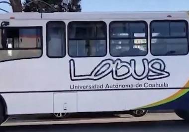 El servicio de transporte de la UAdeC opera con cinco camiones y seis rutas, pero no cubre la alta demanda de los estudiantes.