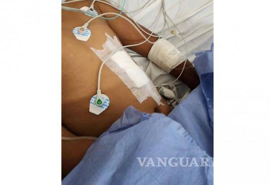 $!Paramédicos brindaron atención prehospitalaria a los menores lesionados con arma blanca antes de trasladarlos a la Clínica 92 del IMSS y posteriormente al Hospital General para continuar con su valoración médica.