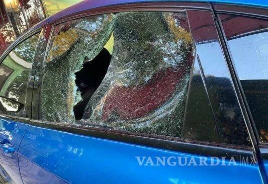 $!El vehículo incendiado quedó completamente dañado frente a la vivienda afectada.