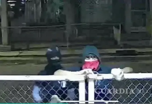 $!Cámaras de seguridad captaron a tres sujetos encapuchados intentando dañar la vivienda en la colonia 2 de Agosto.