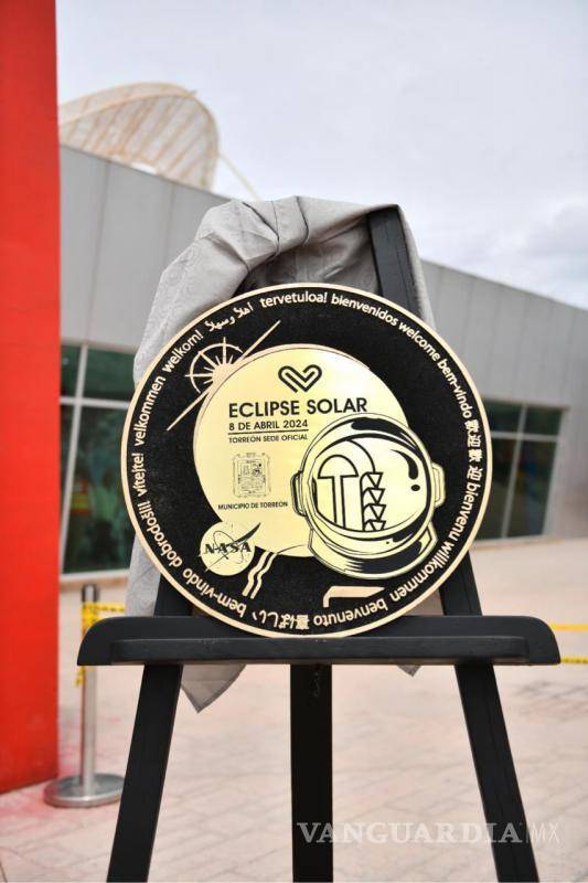 $!Autoridades estatales y municipales develaron una placa conmemorativa del Eclipse Solar 2024.