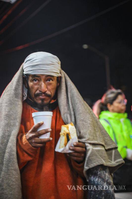 $!Reparten bebidas calientes y cobertores por bajas temperaturas, en Nuevo León