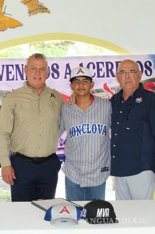 $!Alonso es el primer joven de Candela que firma con el equipo de béisbol de Acereros de Monclova.