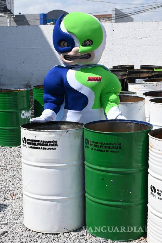 $!Además de la entrega de botes para basura, el programa contempla acciones de educación ambiental para sensibilizar a alumnos y docentes sobre el impacto que tiene arrojar desechos en la vía pública.