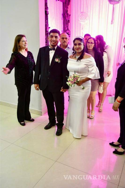 $!Las parejas llegaron a tiempo para su cita más importante.