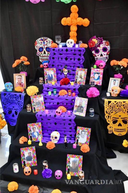 $!Las fotos de los trabajadores fallecidos adornaron los pisos del altar.