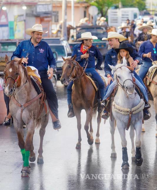 $!El alcalde Tomás Gutiérrez y el gobernador Manolo Jiménez encabezaron el grupo de jinetes.