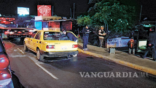 $!Grupo armado asalta a taxista en Saltillo; muere pasajero