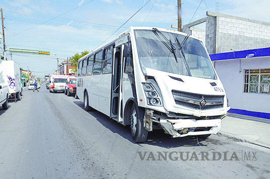 $!Camión de transporte arrastra y destroza taxi, en Ciudad Las Torres