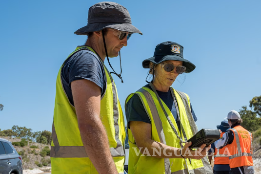 $!Equipo de emergencias sanitarias utiliza material especializado para medir la radiación.