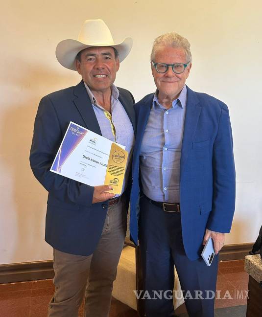 $!David Alonso con el periodista Jorge Sarmiento.