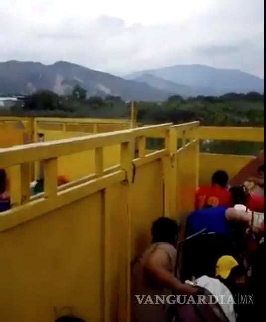 $!Civiles atrapados en puente Simón Bolívar por tiroteo en frontera de Venezuela (VIDEO)