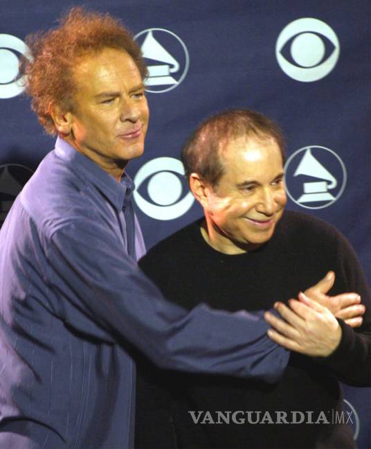 $!Los cantantes ingleses Paul Simon (d) y Art Garfunkel, integrantes del dúo Simon &amp; Garfunkel, en 2003. EFE/Miguel Rajmil