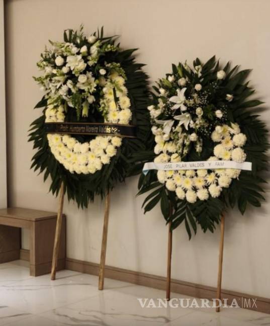 $!Humberto Moreira envió la primera corona floral al funeral, recordando que su campaña como gobernador comenzó en el restaurante tras una predicción hecha por Doña Nohemí.