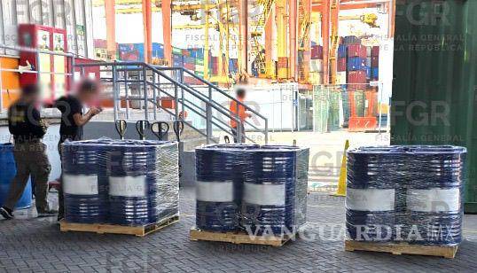 $!FGR y SSPC aseguran más de 54 mil litros de precursores químicos en el puerto de Manzanillo