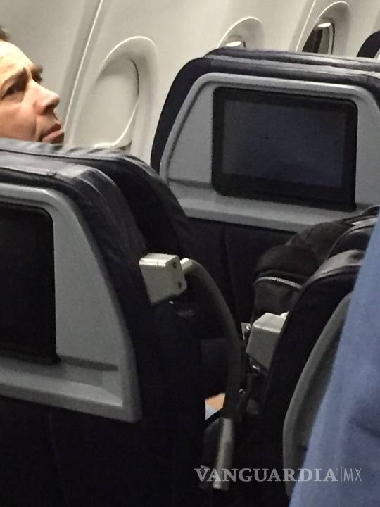 $!Eugenio Hernández es captado abordando un avión en Monterrey