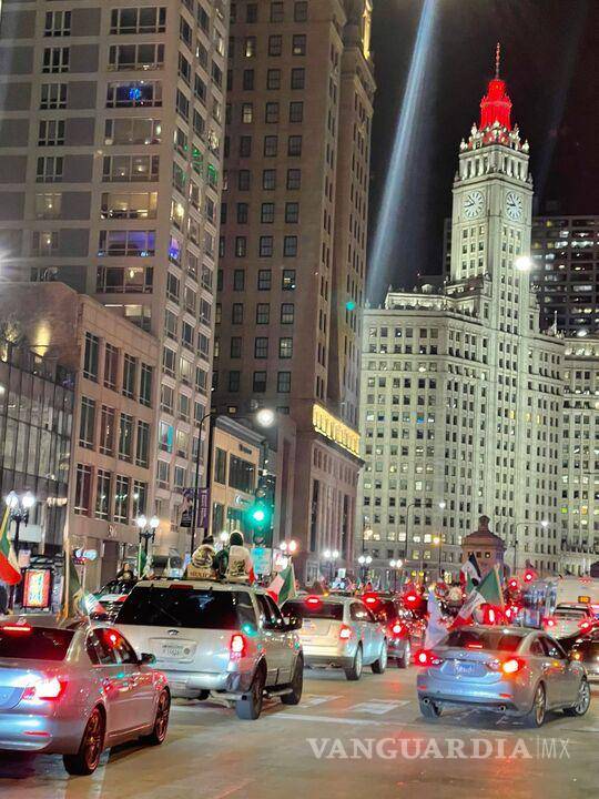 $!Las banderas mexicanas se dejaron ver en Chicago esta noche de Independencia.