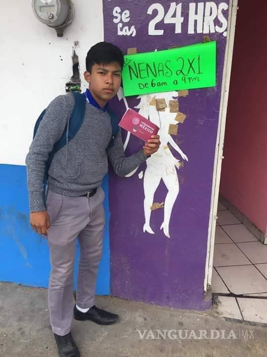 $!En Elektra, frente a 'teibols'; así presumen estudiantes las becas de AMLO