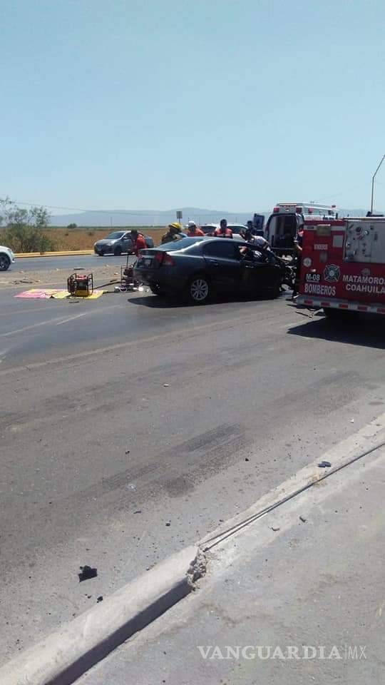 $!Conductor queda prensado al chocar contra puente en Matamoros, Coahuila