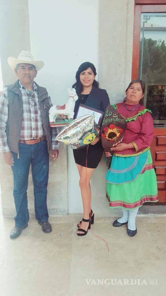 $!Foto de padres en la graduación de su hija de la universidad conmueve a las redes sociales