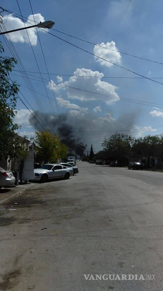 $!Sofocan incendio en recicladora de Frontera