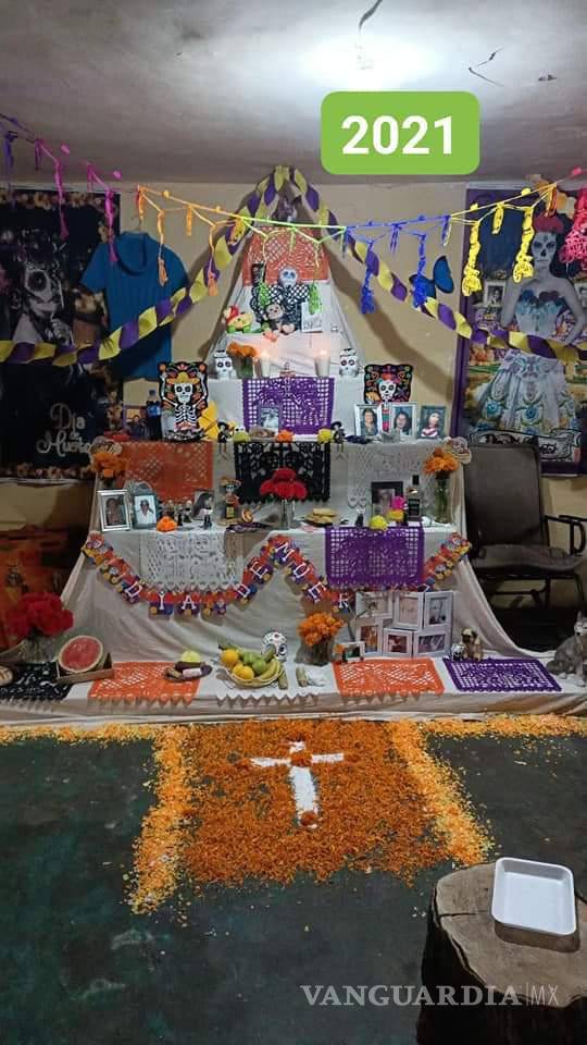 $!Familia saltillense dedicó su altar del Día de Muertos a 16 personas y 10 mascotas; colocan altares desde 2017