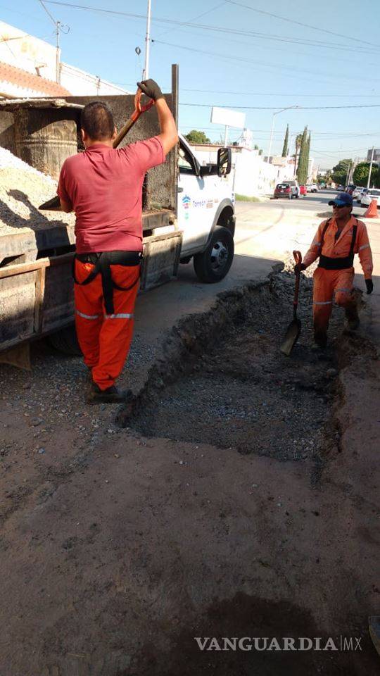 $!Atienden en Torreón vialidades con programa emergente de bacheo