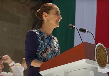 Desde el Zócalo de la Ciudad de México la presidenta encabezó una asamblea informativa frente a simpatizantes y políticos | Foto: Especial