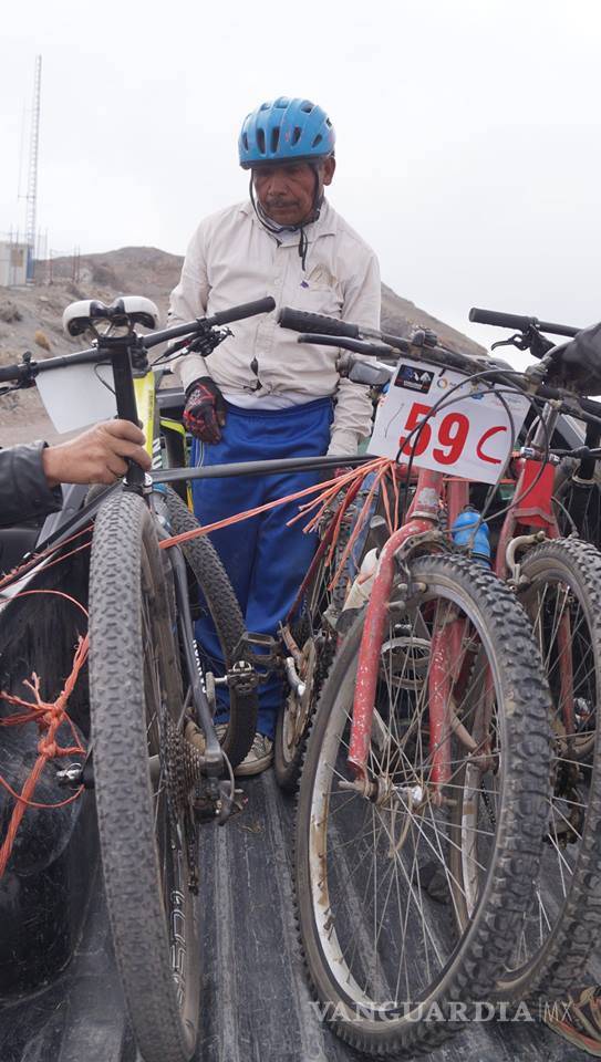 $!Don Maximiliano se hace viral por quedar en segundo lugar de la carrera más difícil de México, en una bicicleta de 'panadero'