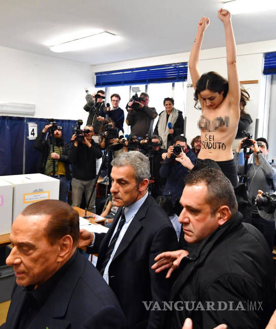 $!Activista de Femen sin camiseta interrumpe a Berlusconi en su votación