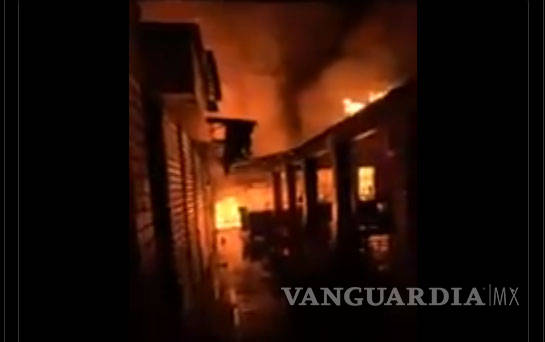 $!Reportan fuera de control incendio en central de abastos de Oaxaca