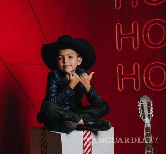 $!Damián de 8 años canta y toca la guitarra.