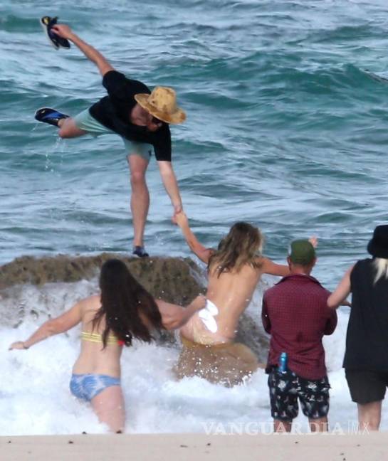 $!Kate Upton muestra de más al caer de una roca en el mar