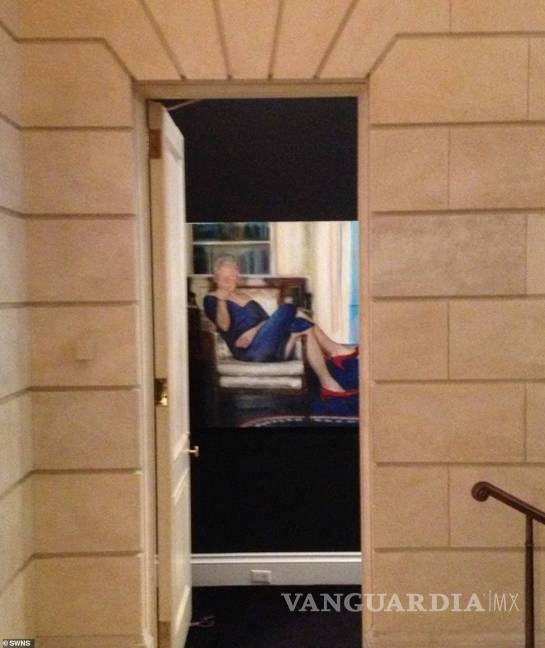 $!Descubren que Jeffrey Epstein tenía una pintura de Bill Clinton… con un vestido azul y tacones rojos
