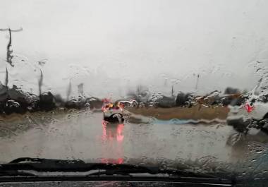 Protección Civil de Coahuila recomienda evitar calles inundadas, arroyos y pasos bajos durante las tormentas.