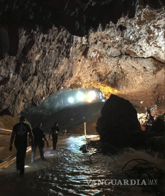 $!Rescatados los 12 niños y su entrenador atrapados en una cueva de Tailandia