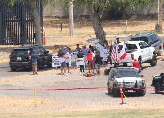 $!Un grupo de ambientalistas protestaron durante la visita de los gobernadores republicanos a Eagle Pass, Texas.