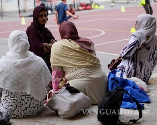 $!Jannatur Nayeem, de 33 años, ciudadana italiana de origen bangladesí, conversa con otras madres mientras esperan a que termine una sesión deportiva en una escuela de Roma