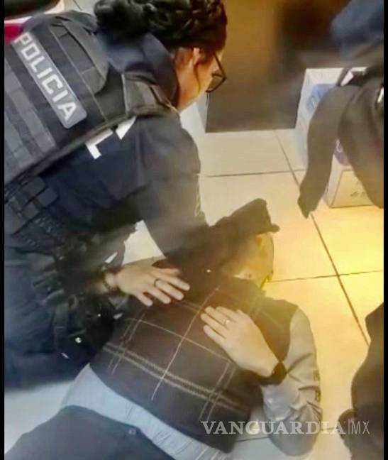 $!Un hombre se desvaneció en una de las zapaterías del centro de la ciudad; fue estabilizado por elementos de la Comisaría de Seguridad.