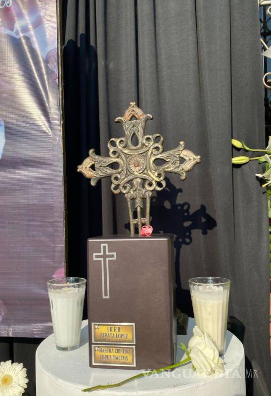 $!Urna con las cenizas de la maestra durante la ceremonia llevada a cabo en la escuela primaria Miguel Hidalgo.