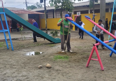La muerte de Ian Gael, un niño de seis años que sufrió un accidente en un jardín de niños, desató un debate nacional sobre la seguridad de los juegos infantiles en escuelas y la necesidad de reforzar la supervisión y el mantenimiento de las áreas recreativas.