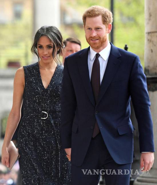 $!El príncipe Harry (d) y Meghan Markle (i) asisten a un acto conmemorativo en Londres.