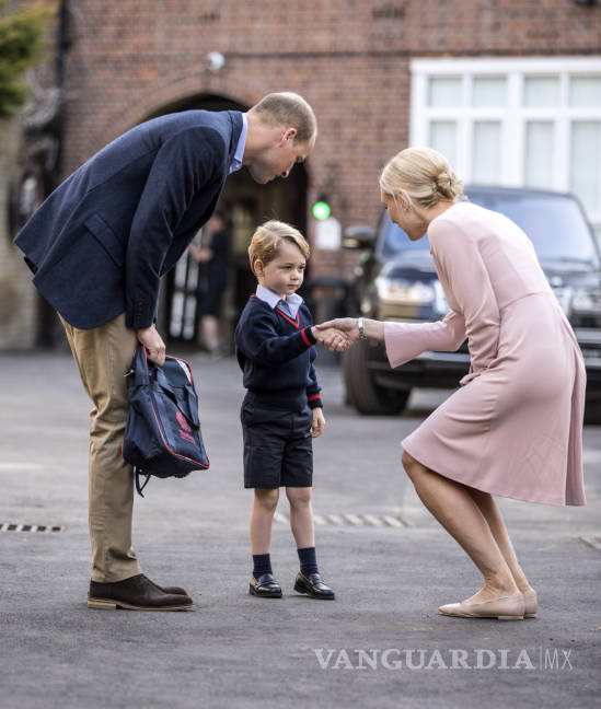 $!Imágenes del primer día de escuela del príncipe George y el de su padre el príncipe William