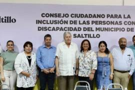 El alcalde de Saltillo, José María Fraustro Siller (centro) presidió la sesión del Consejo Ciudadano para la Inclusión de las Personas con Discapacidad.
