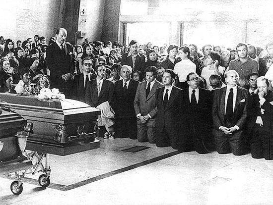 $!Luis Echeverría en los funerales de Eugenio Garza Sada.