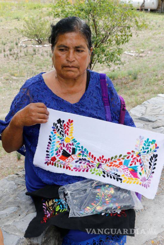 $!Viaja 19 horas; acompaña mujer a clases a su hijo