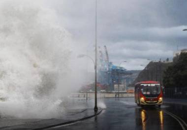 Las olas más grandes se sintieron en algunas ciudades del norte del país como Iquique y Atacam.