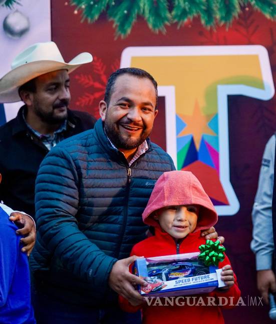 $!Familias del ejido Paredón disfrutaron del espectáculo cómico y participaron en la rifa de premios durante la primera posada navideña.