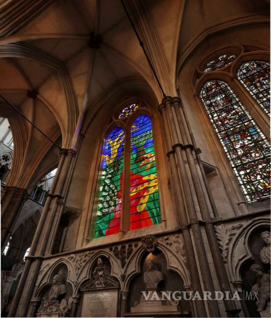 $!David Hockney firma un vitral dedicado a Isabel II en abadía de Westminster