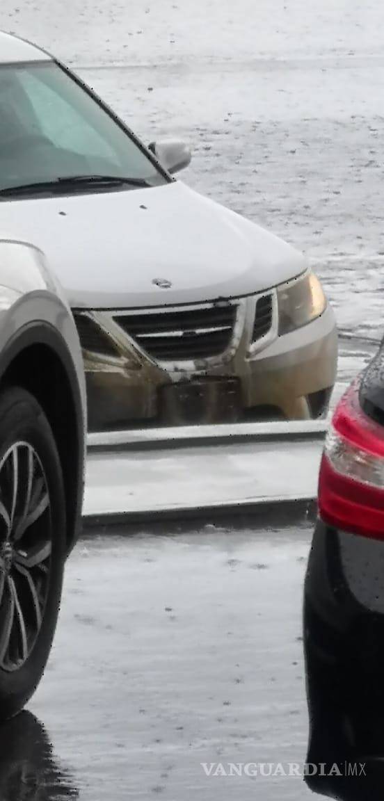 $!Tormenta eléctrica en Saltillo causa daños a auto (video)